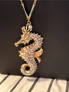 Gold tone Seahorse Rhinestone Pendant Necklace Enameled Chain 24”